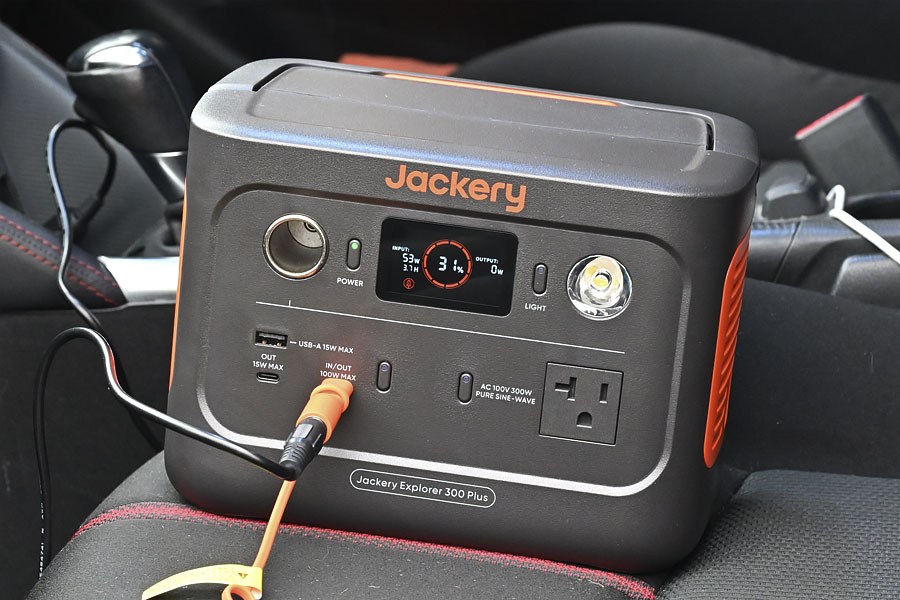 Jackery 300 Plus レビュー】小型軽量で使い勝手のいいポータブル電源