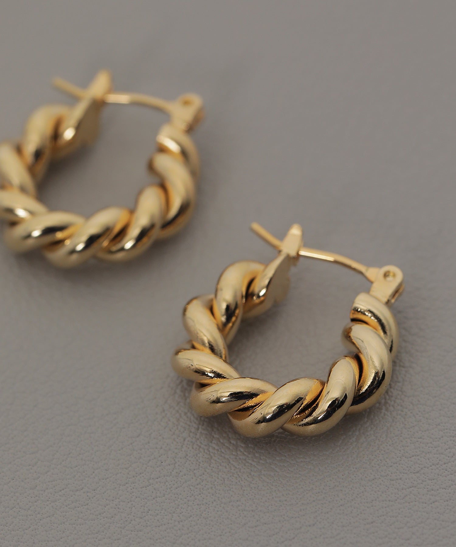 デザイン ツイスト フープピアス