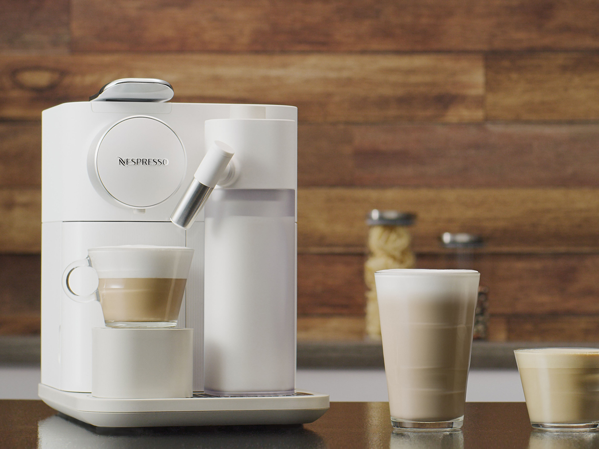 ネスプレッソ、手軽に本格ラテやカプチーノを楽しめるコーヒーメーカー