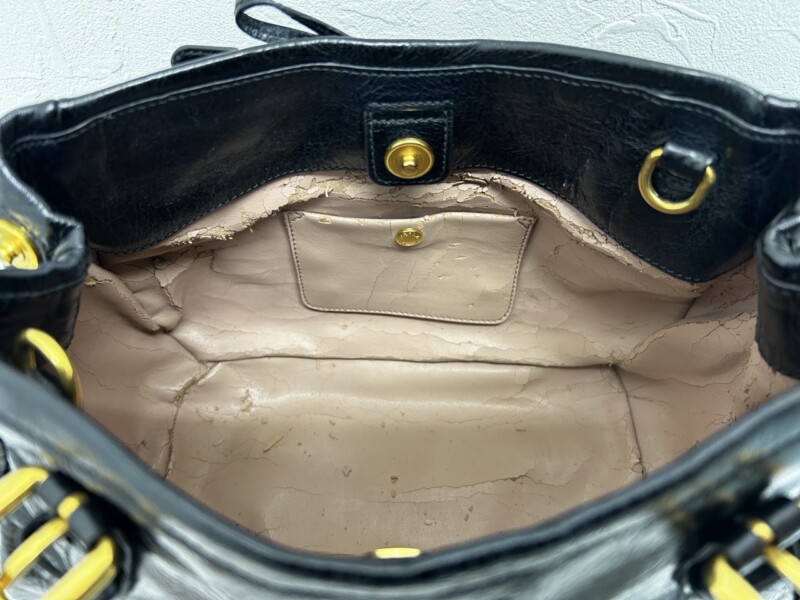 PRADA】バッグの内側がボロボロ剥がれてきた｜内装交換修理 - 革生活