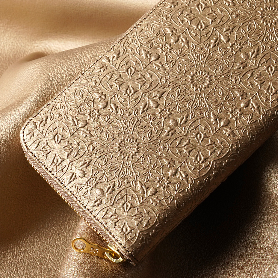 整理上手な大容量長財布】鈍い輝きを放つメタリックレザーの長財布