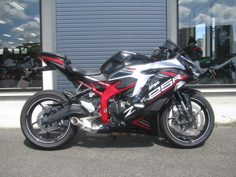 中古車 カワサキ Ninja ZX－25R SE ブラック／ホワイト