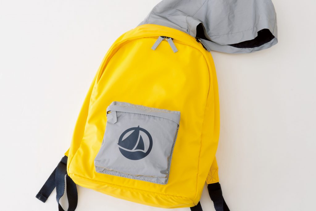 プチバトーのロゴが目印。暗い道も安心のリフレクター付きバックパック