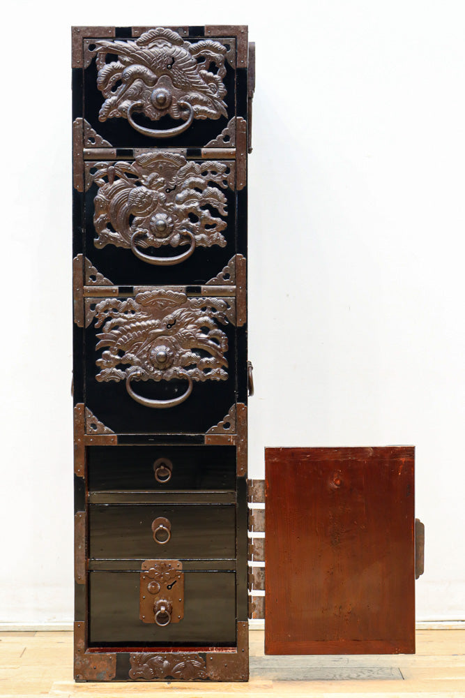 稀少サイズ!! 鶴亀の豪華装飾金具で華やかな面持ちをした庄内箪笥