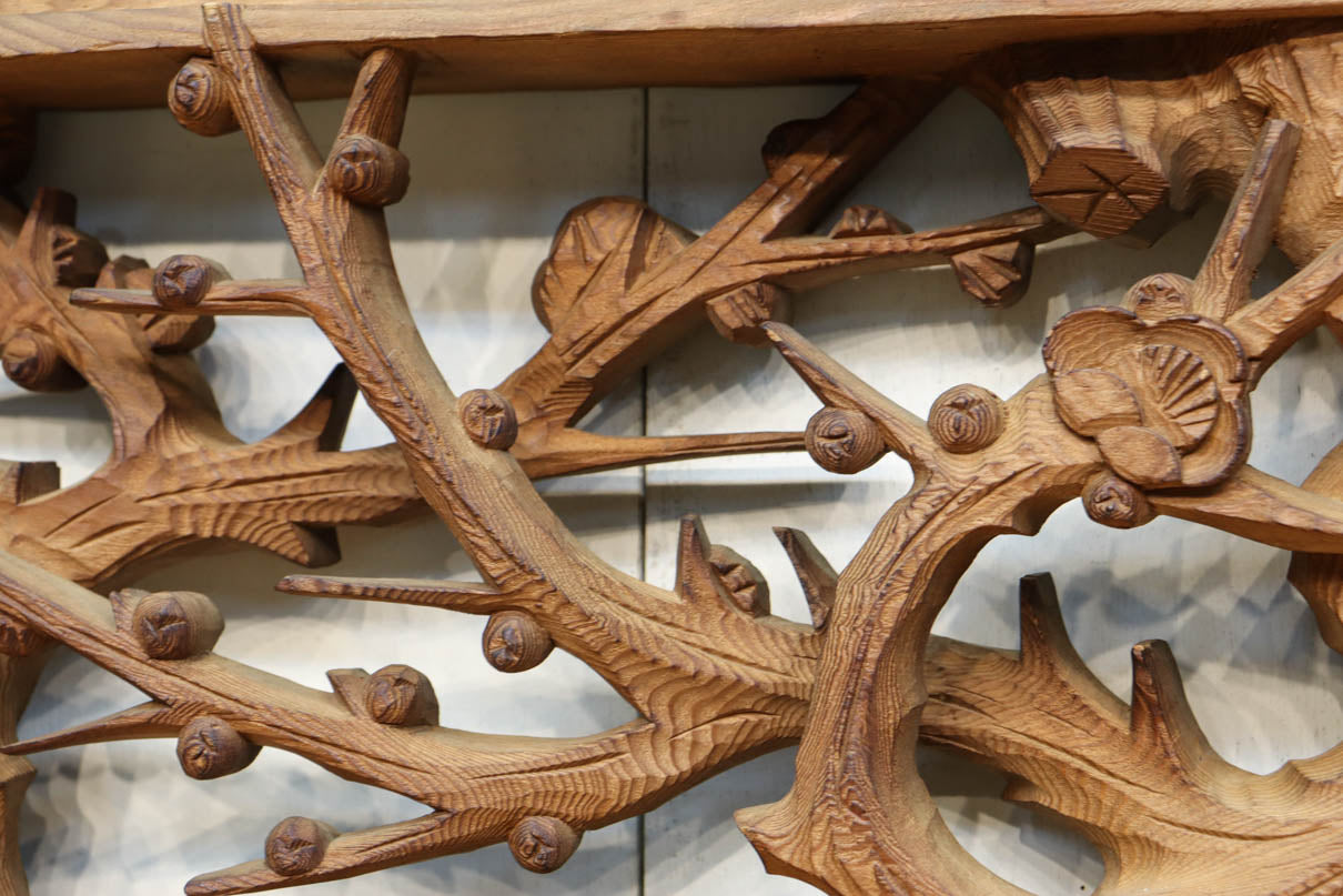 緻密に描かれた梅の木が美しい深彫り彫刻欄間 EZ2434b 在庫1枚 – 古福