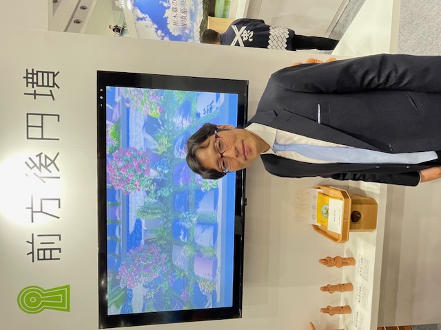 竹田城で御座います。緑色の特大円形子持勾玉 勾玉史料 古墳文化副葬品