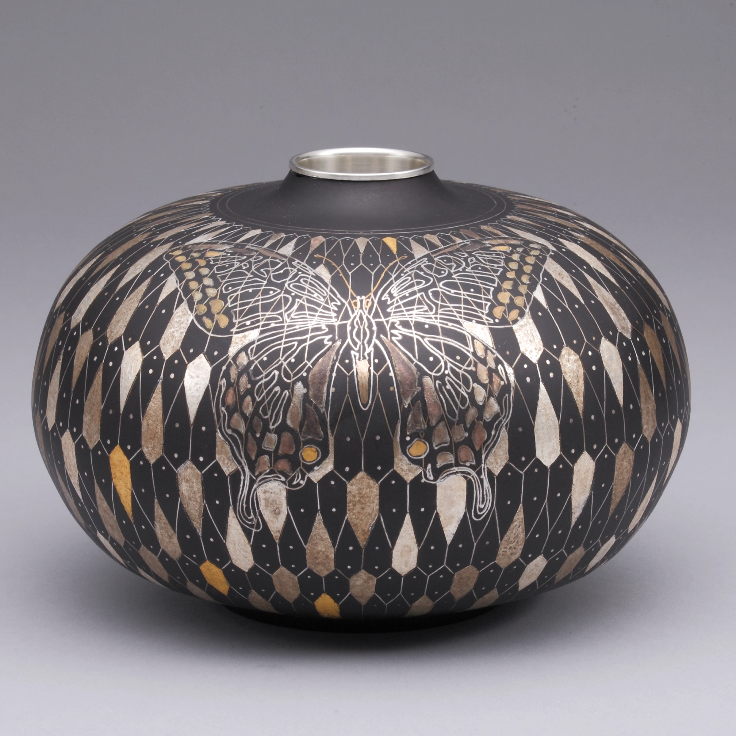 鐵地象嵌花器「蝶」(原 智)｜ギャラリージャパン