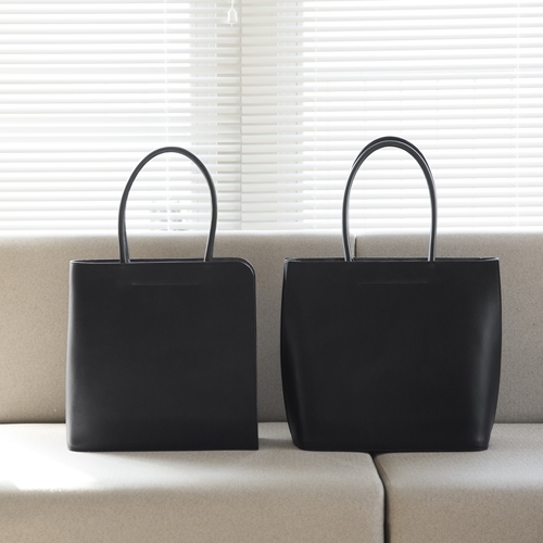 シンプルの奥深さに気づける「土屋鞄製造所」の“ブラックヌメ”トート