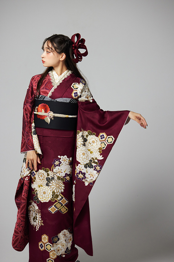 ワインレッドの半身仕立てが個性を引き立てるレトロガーリーな振袖〈No