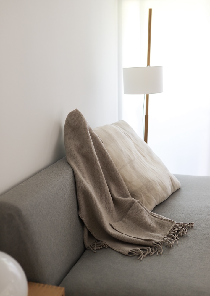 UNI pocket shawl（light beige） – LAPUAN KANKURIT（ラプアンカンクリ）