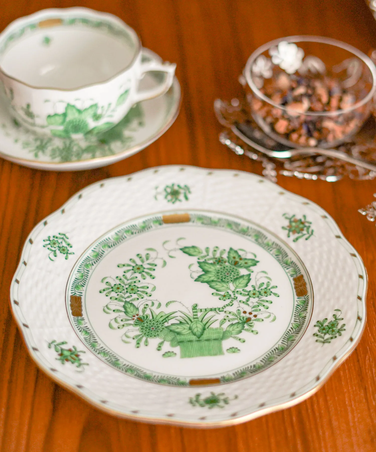 ヘレンドの定番「アポニー」と「インドの華」｜実用にも映える上品な