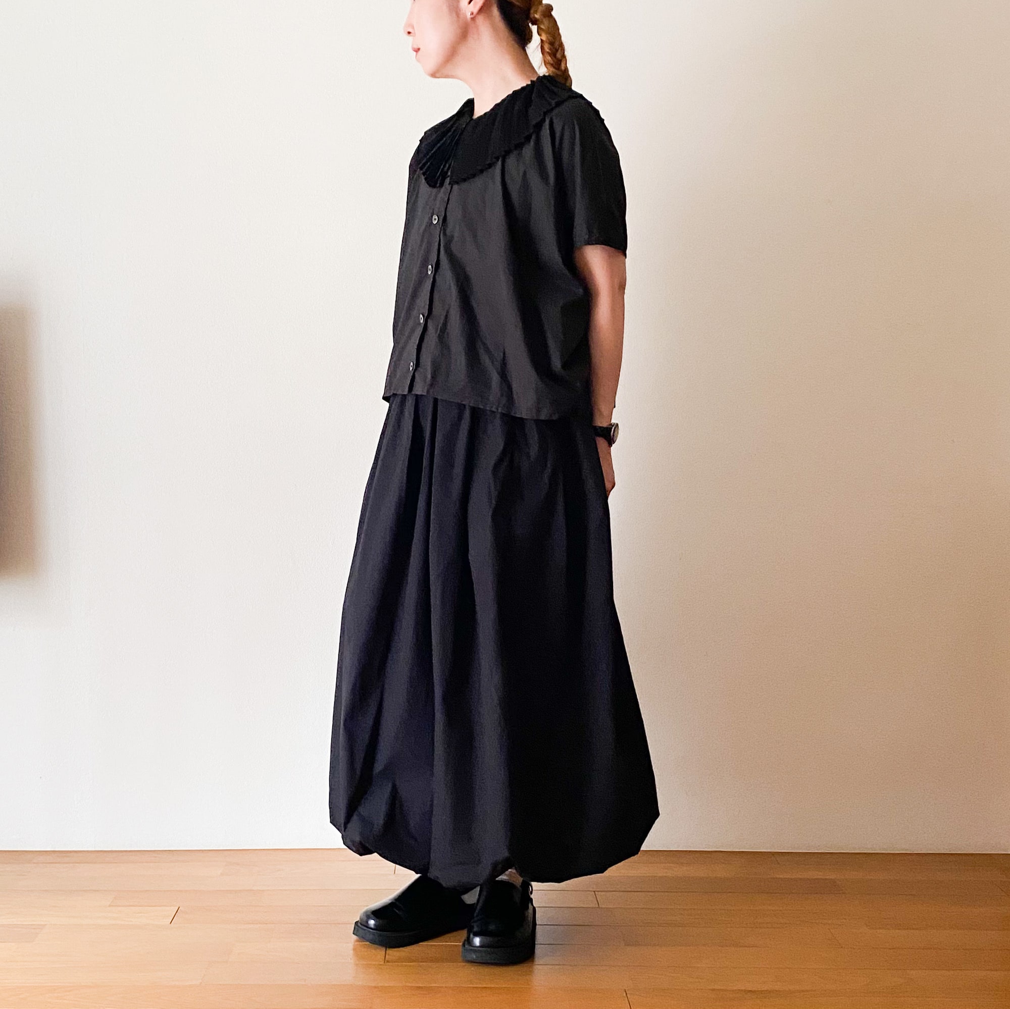 mizuiro ind【ミズイロインド】プリーツカラーシャツで夏のブラック