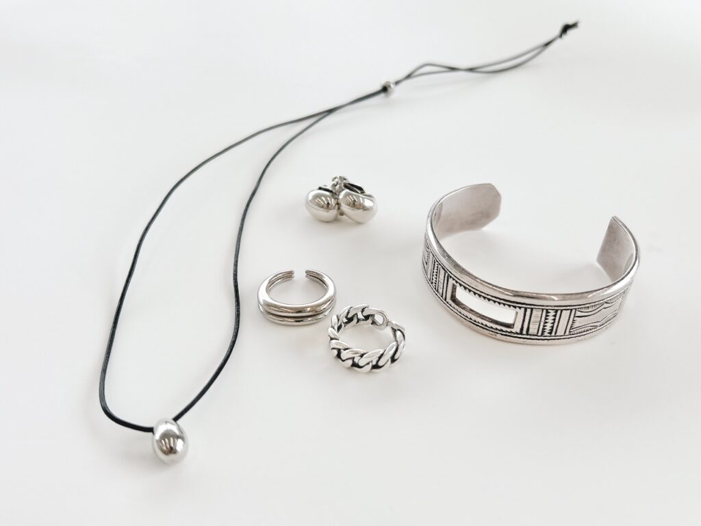 エルメスのトゥアレグバングルを清水買い！」華奢シルバー、極太牛骨