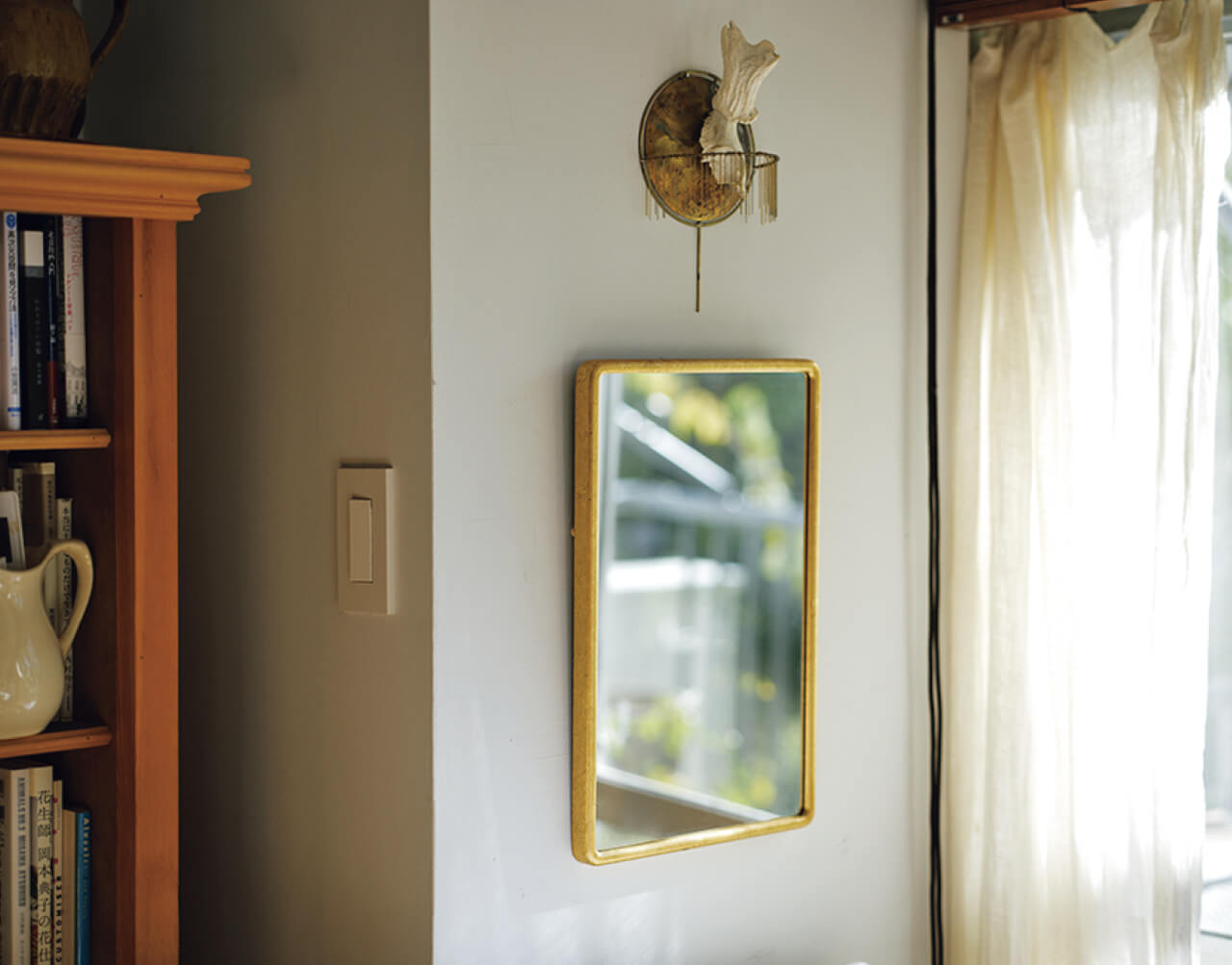 石井佳苗さんのインテリア名品】「鏡を壁に1枚掛ければ、絵になり、窓