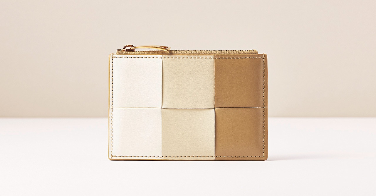 ボッテガ・ヴェネタの財布】日本限定カラーの「カセット」は、ミニマル