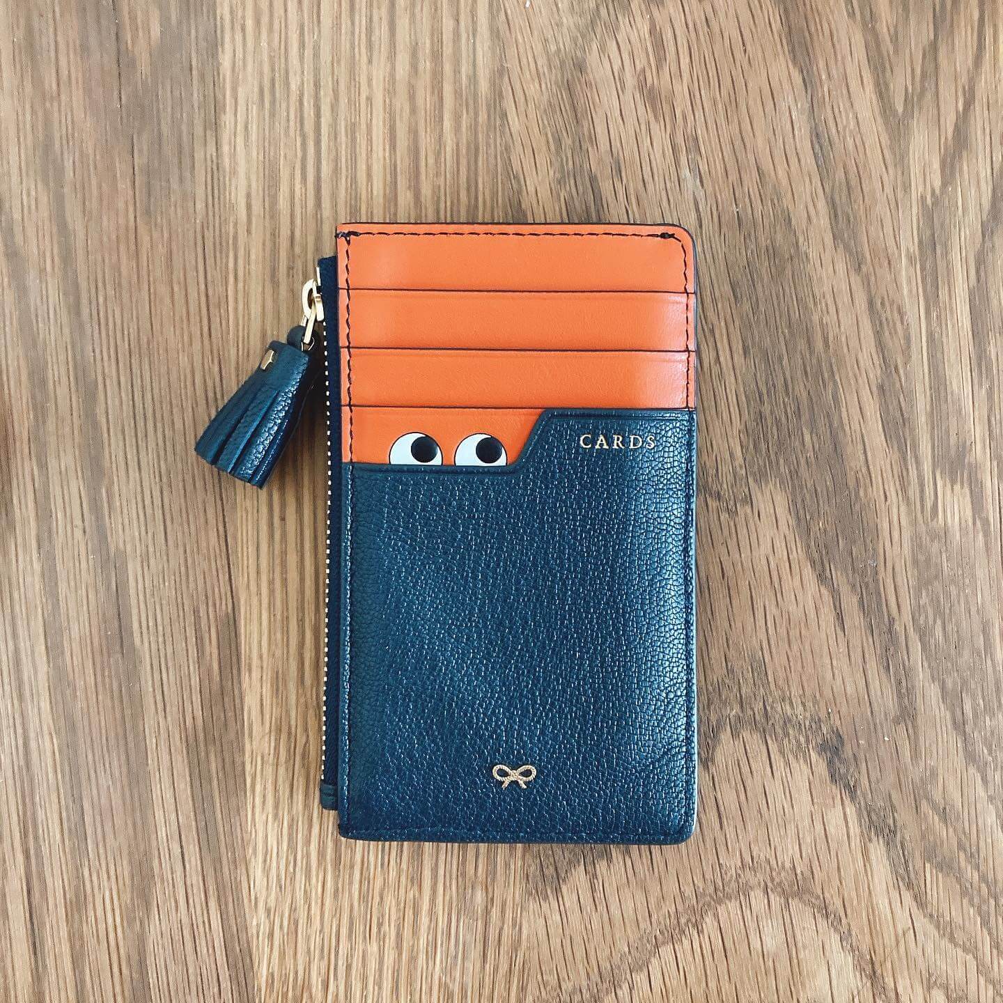 アニヤ・ハインドマーチ」のフラグメントケースと「THE SUPERIOR LABOR