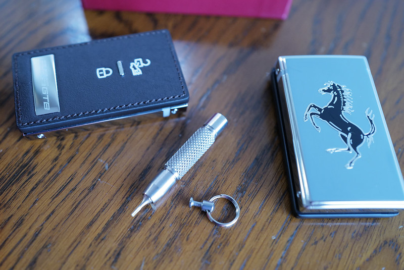 フェラーリ296GTBにはこんな「付属品」がついてくる。「カーカバー