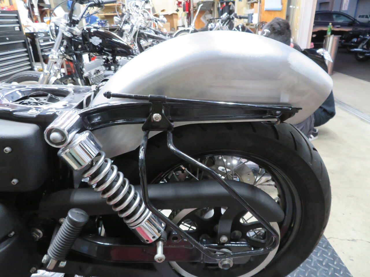 2011年式FXDB あるある？！割れたリアフェンダー交換