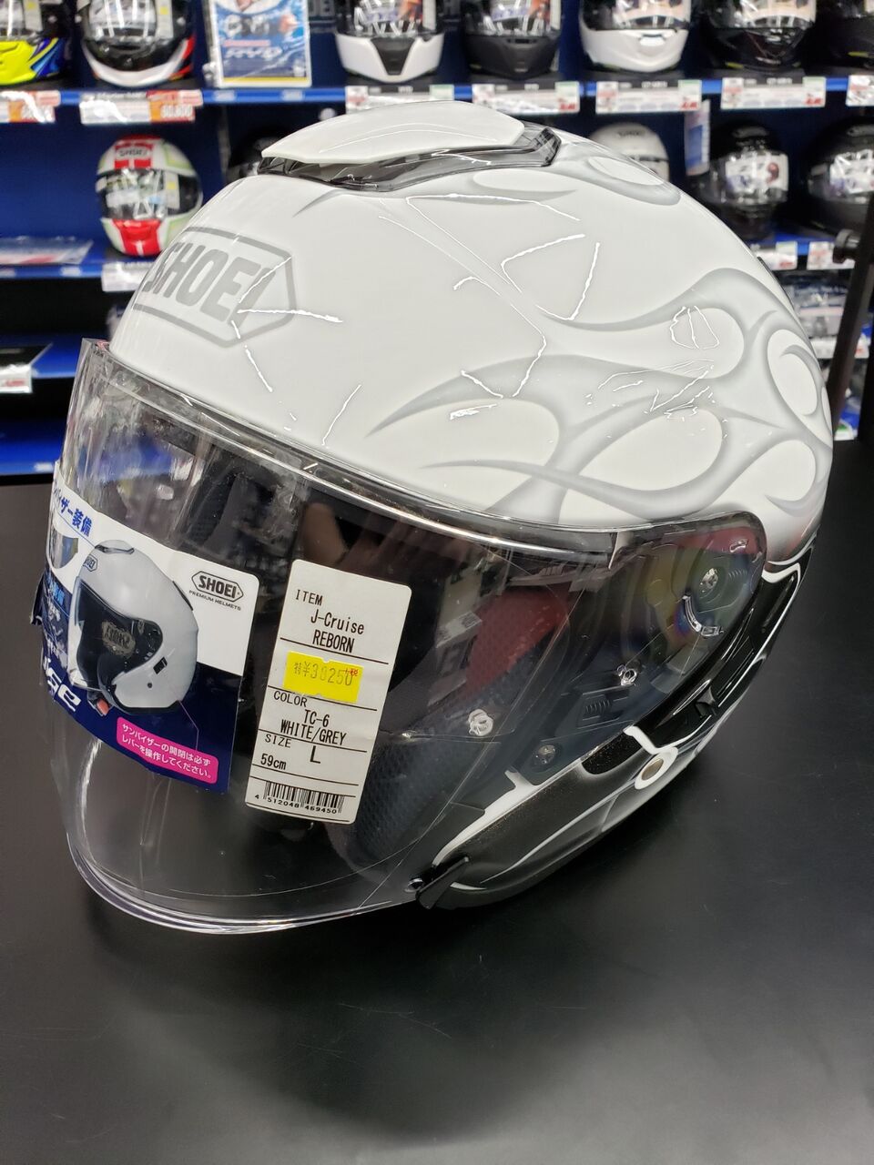 ロングツーリングに快適な装備が盛り沢山のジェットヘルメット！SHOEI