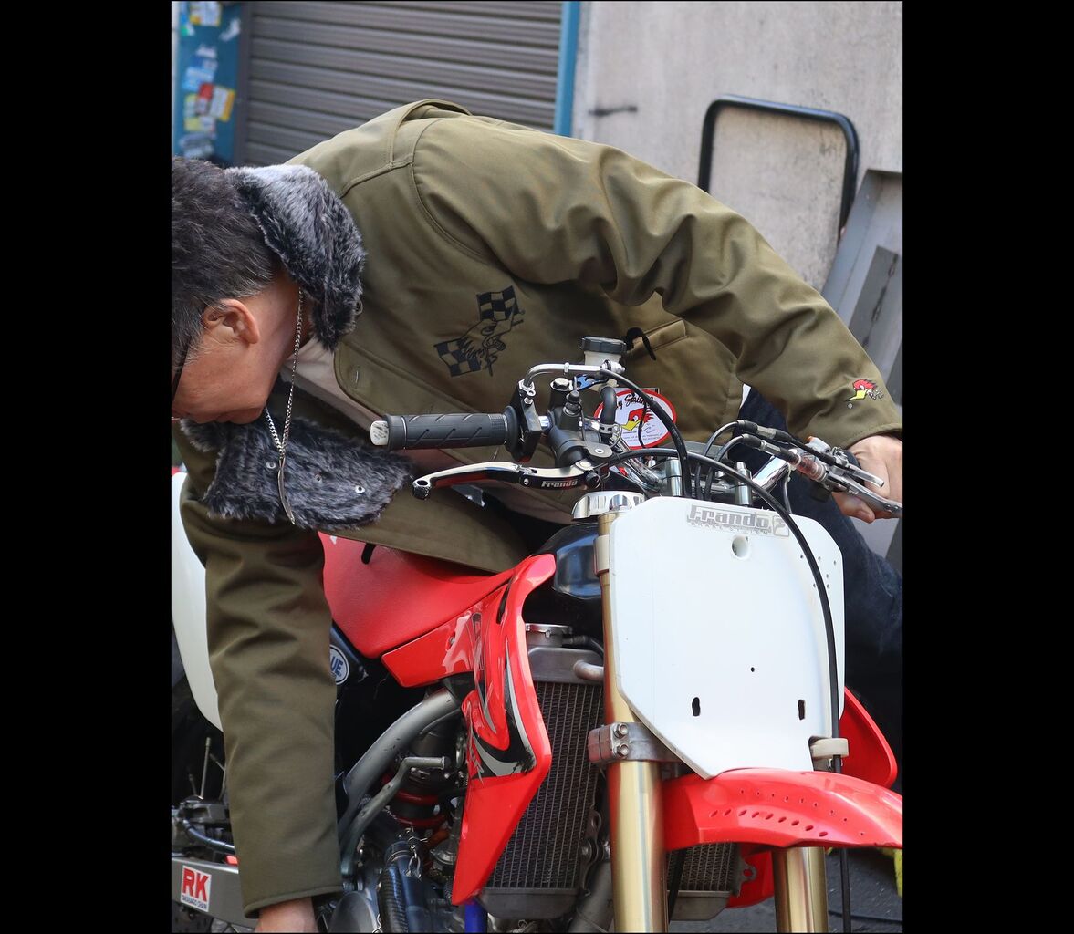 クレイスミスから、プロテクター装備のデッキジャケット登場