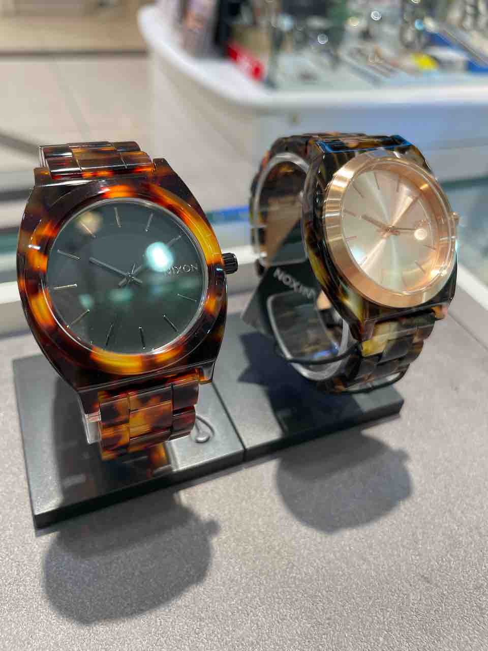 NIXON】艶感たっぷり！秋に大活躍なべっ甲柄モデル！【A327-646/A327