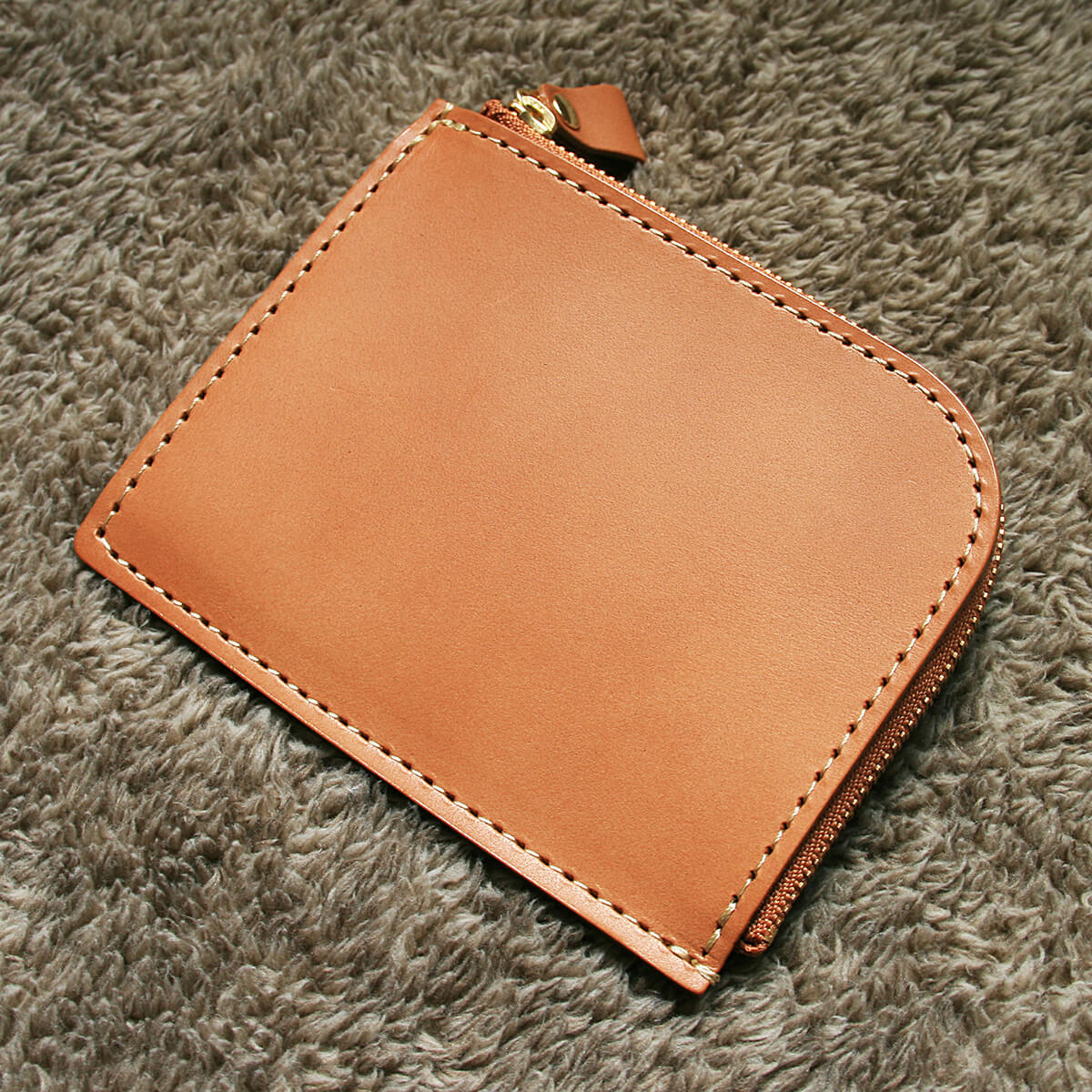 生々しいエイジングを楽しめる、土屋鞄のナチューラヌメ革Lファスナー