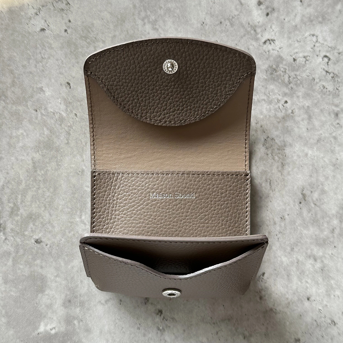 Maison Sbond とは？ミニマルを極めたデザインと現代的な作りを得意と