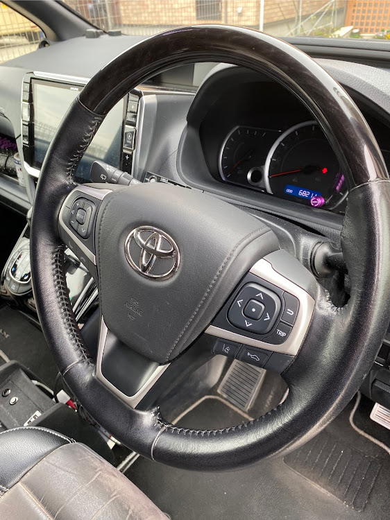 ヴォクシーのハリアー60・ステアリング・ステアリングスイッチ・エア