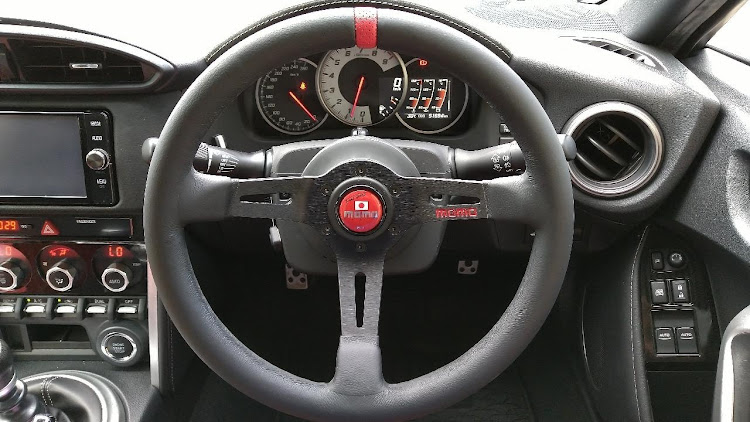 86の小径・ハンドル・ディープコーンに関するカスタム事例｜車の