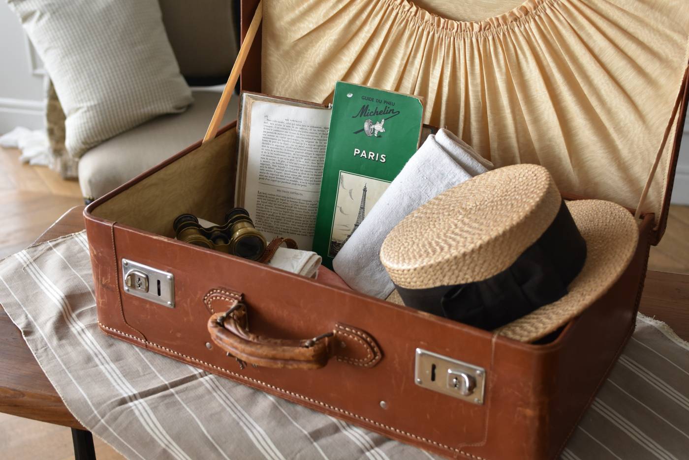 フランスアンティーク雑貨 カバー付きトランク ショップディスプレイ