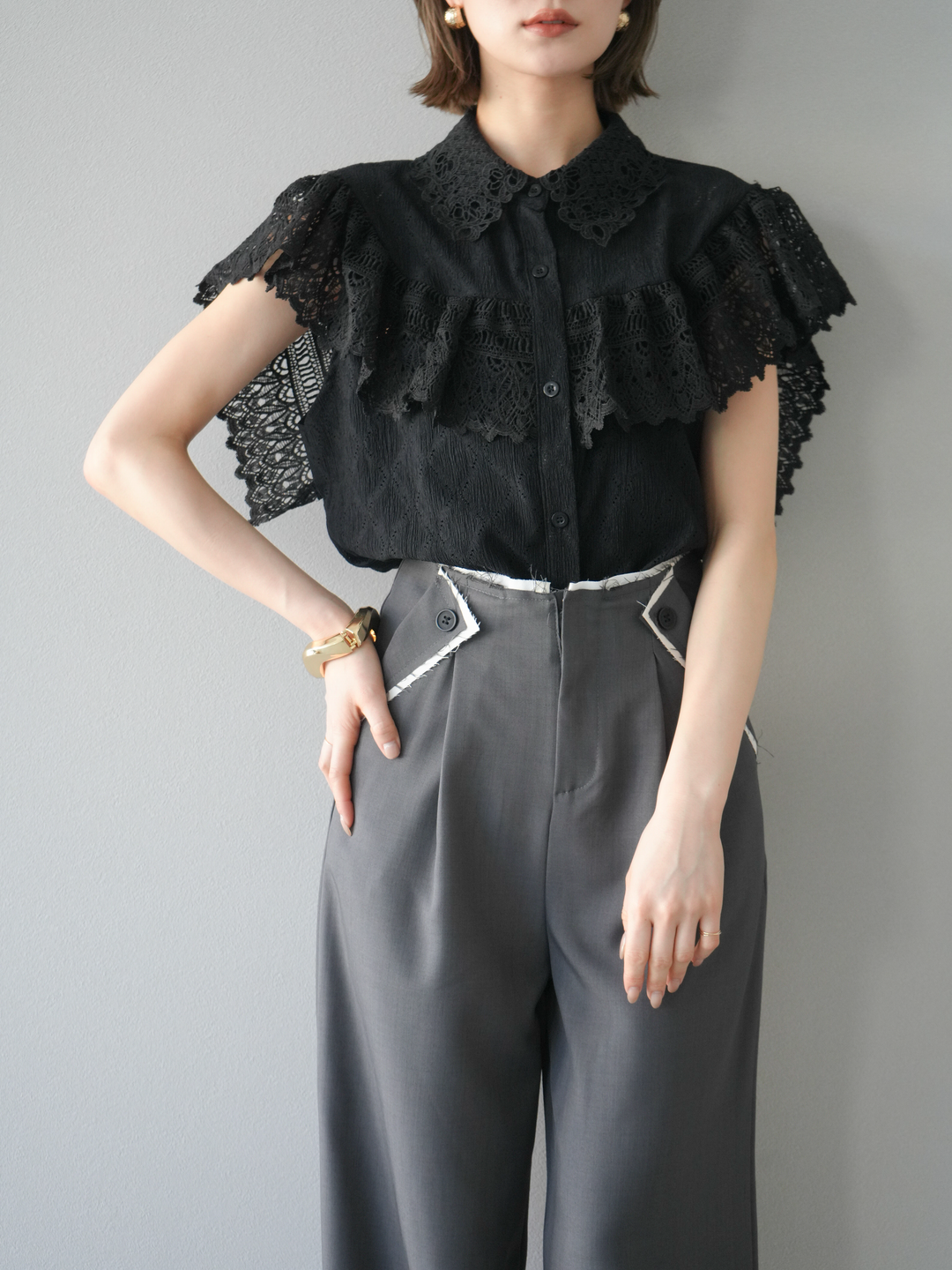 予約]ラッフルレースノースリーブブラウス/ブラック – Lumier