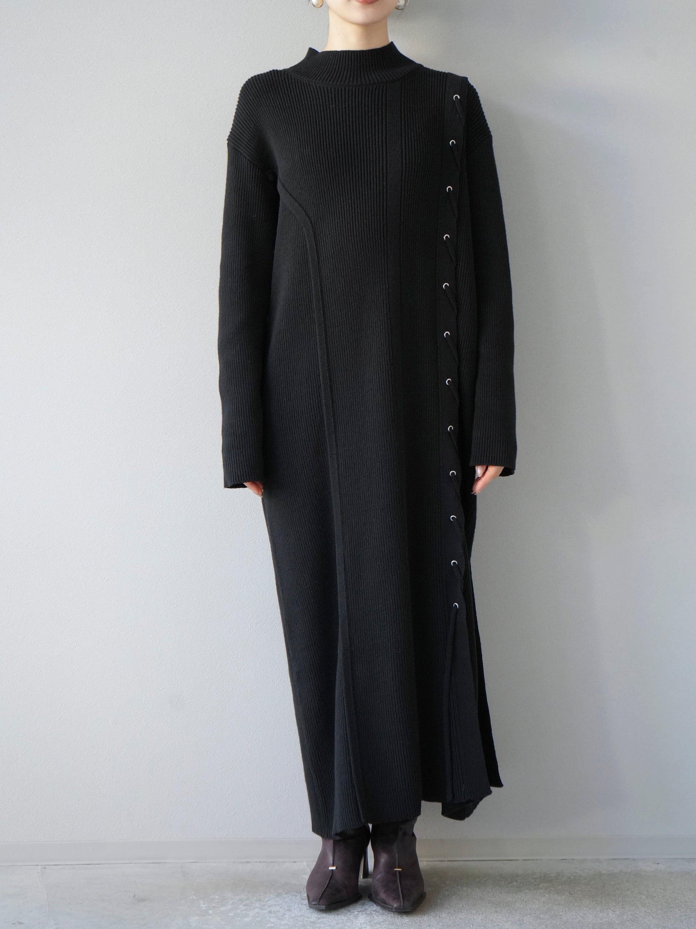 予約]アシンメトリーレースアップハイネックニットワンピース/ブラック