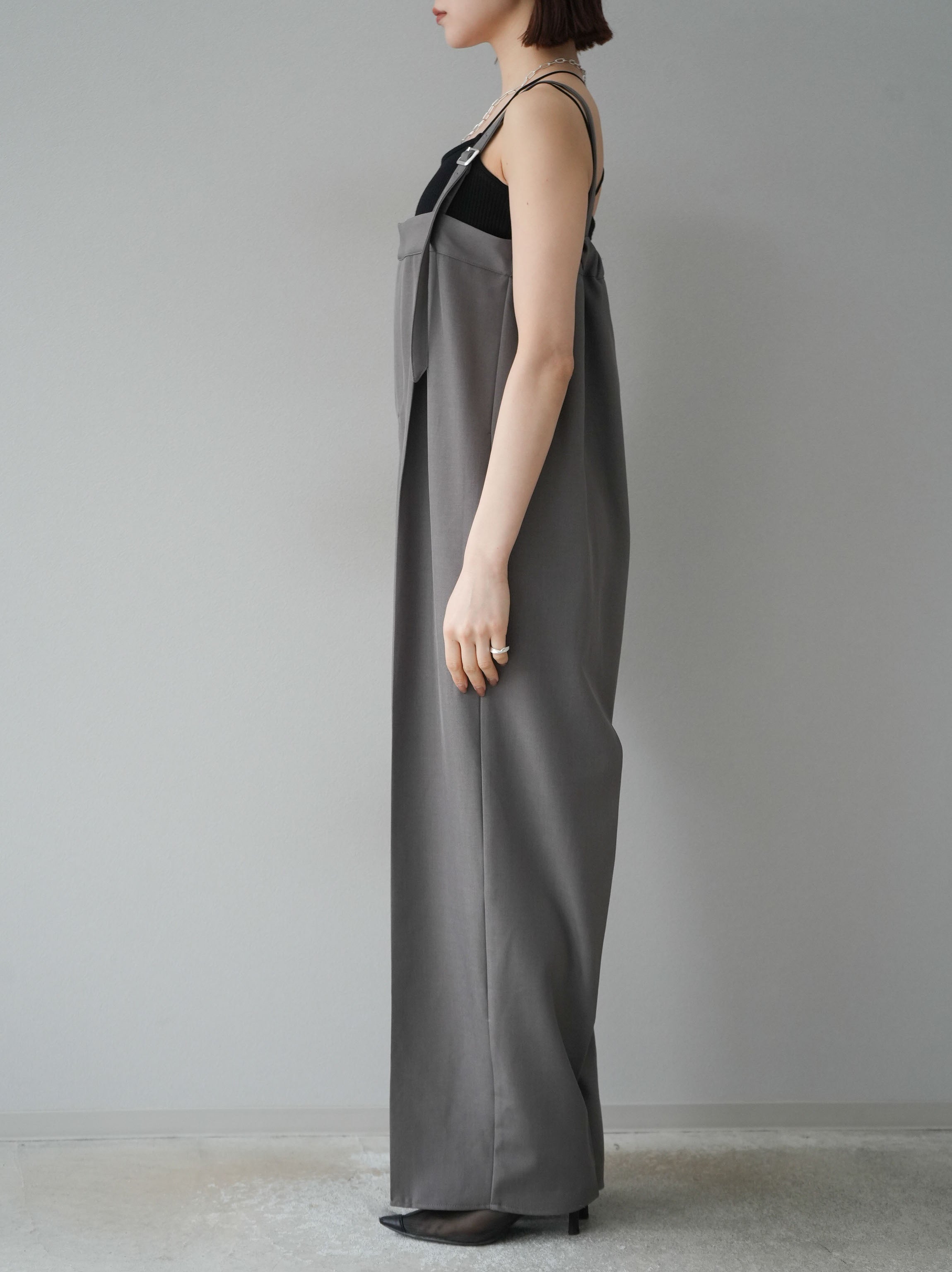 our しなやか素材のラップ風サロペット グレー our しなやか素材の