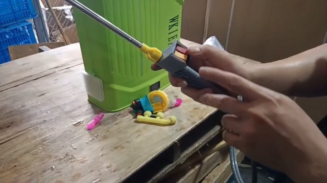 Amazon.co.jp: 電動噴霧器 (マキタ互換 18V対応) 充電式 背負式20L