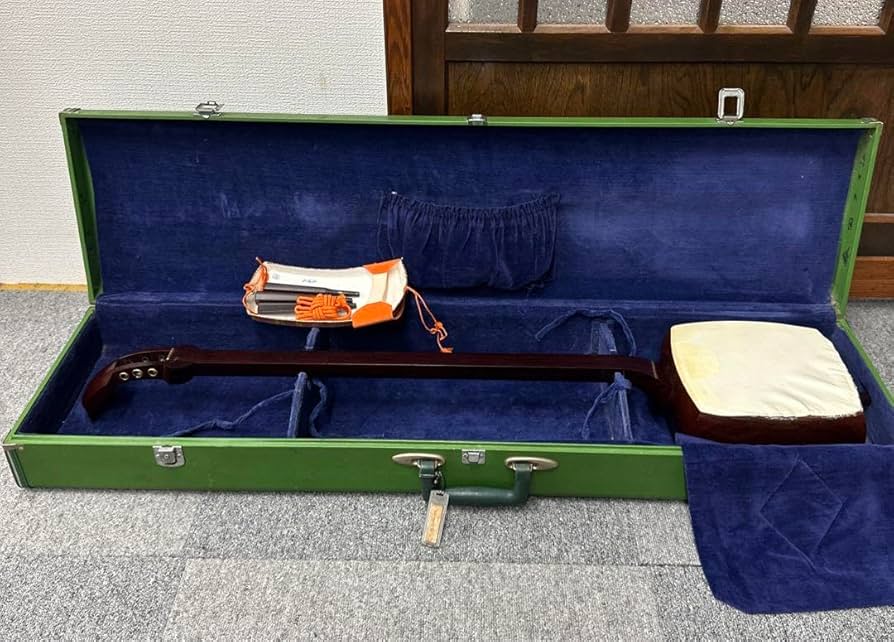 Amazon.co.jp: 三味線 紅木 二段溝 金ホゾ 子持ち綾杉胴 中棹 金具K9