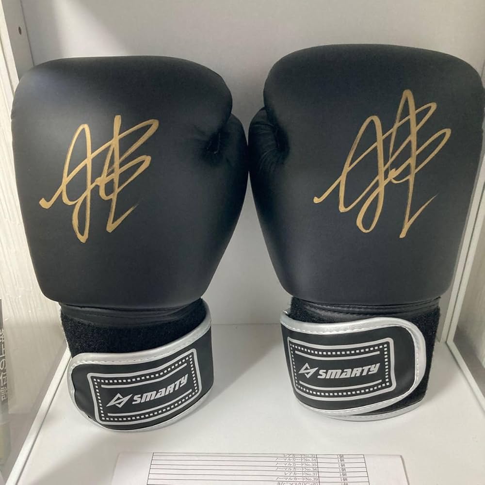Amazon | 朝倉未来選手サイン入り ボクシンググローブ | ノーブランド