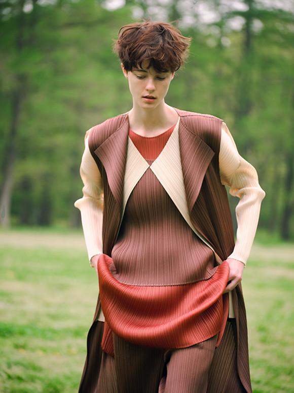 風とともに着る、プリーツ プリーズ イッセイ ミヤケ。｜Fashion