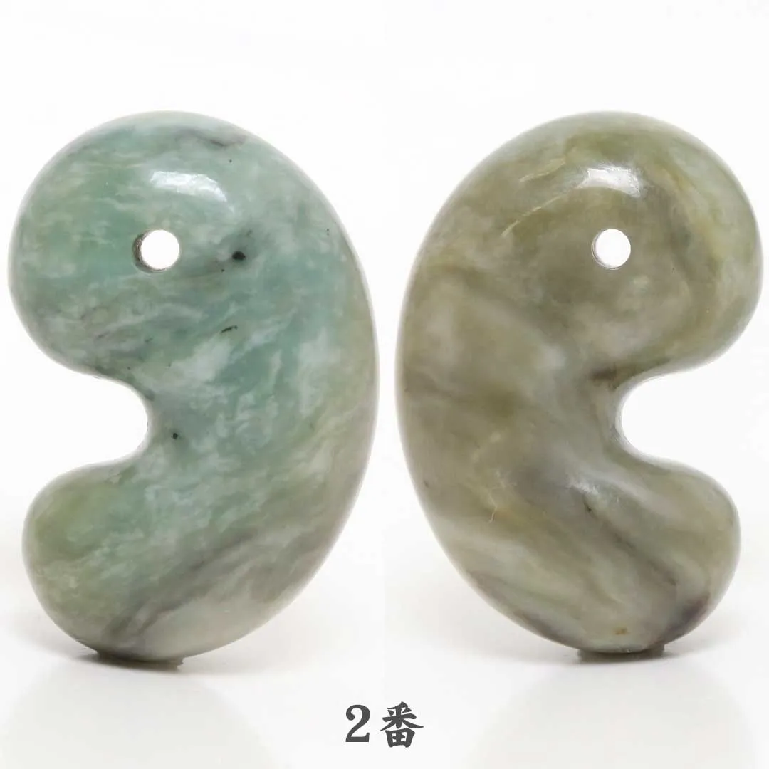 新作勾玉！)日高ヒスイ出雲型勾玉 北海道・日高町産 - 石の音ブログ