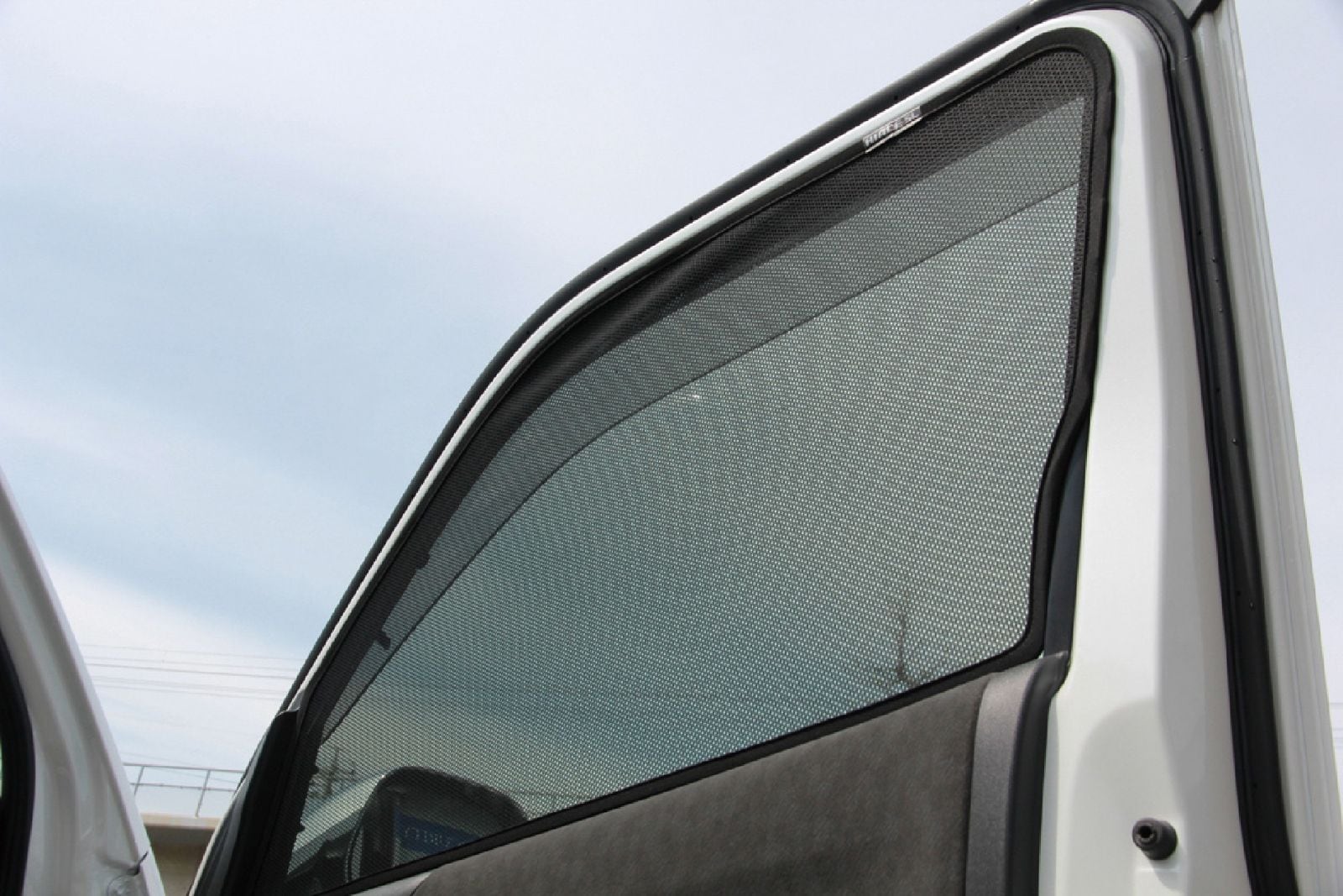 ハイエース専用レーザーシェード（前席2枚セット） | キャンピングカー