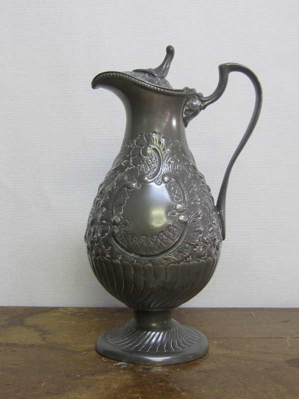 イギリス製、1901年、銀製打出し水差し イギリス製、1901年、銀製打出