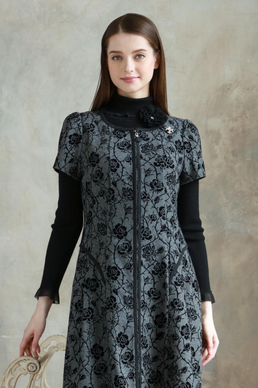 2025年秋冬 コサージュ付 衿・袖先透かしフリルデザインタートルネック