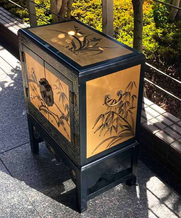 真鍮箔に花鳥画の台座付きチェスト | シノワズリ シノワズリー