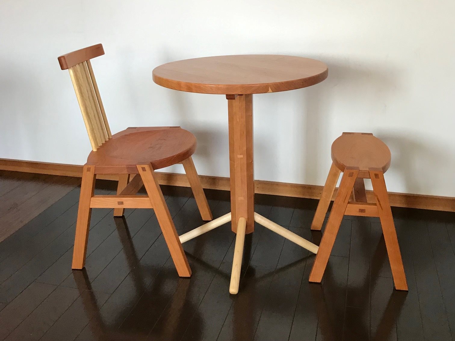 ペデスタルテーブル】丸い天板に八角形の支柱の小ぶりなテーブル