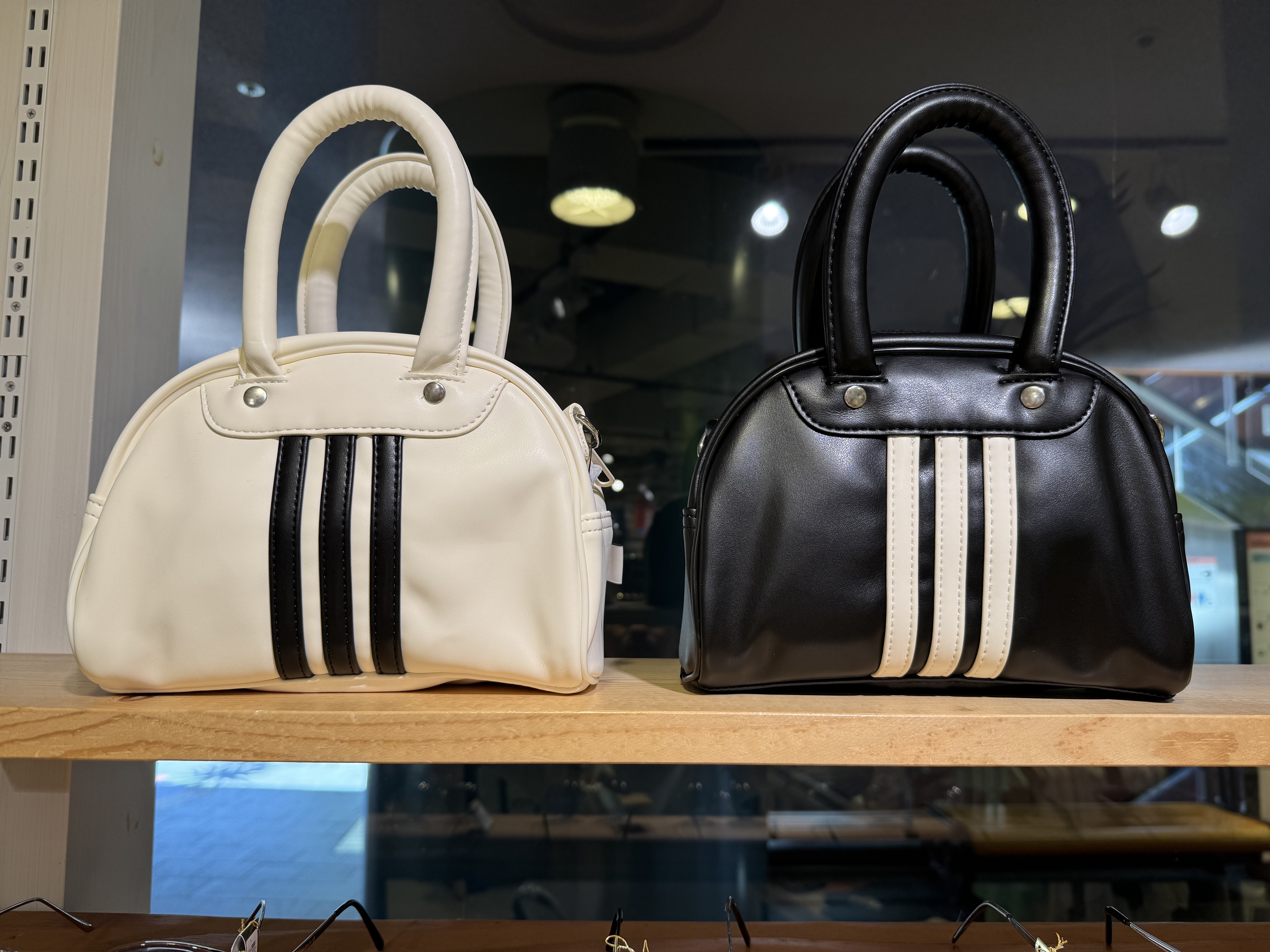 アディダスのレトロなミニボウリングバッグ。コンパクトで必需品に最適