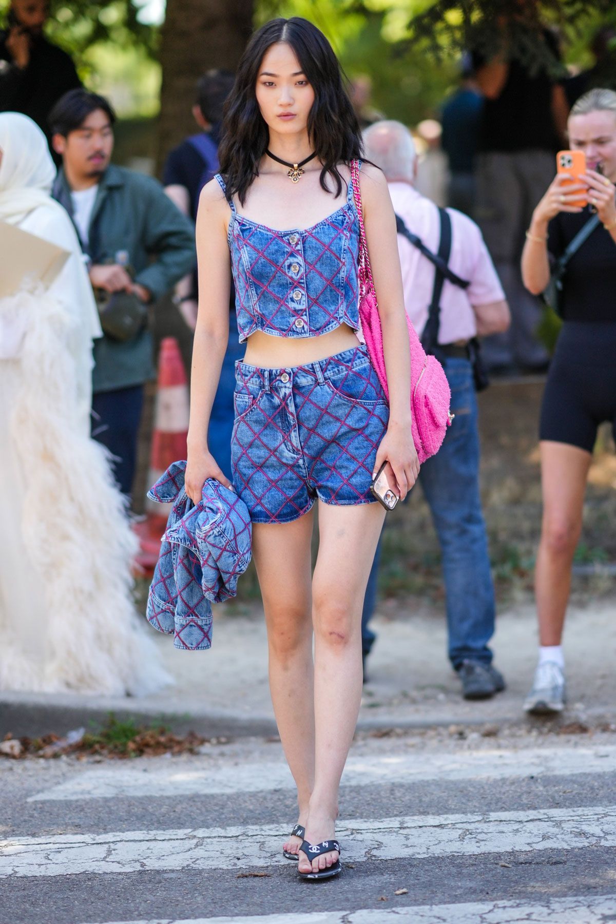 シャネルがお手本。夏のデニムはポップな遊び心がキーに。【SNAPに見る