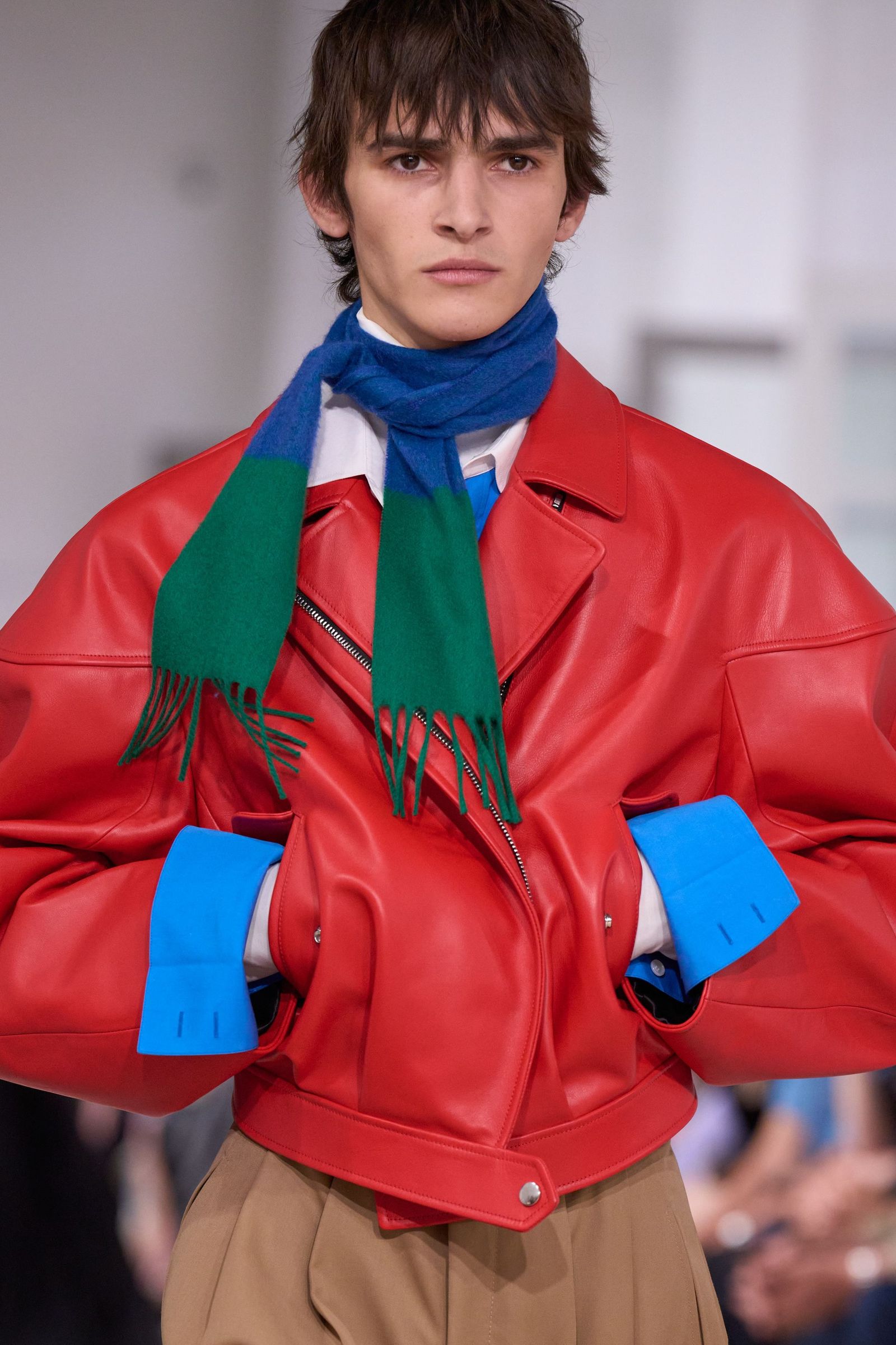 BTSのVが魅せる、ワンランク上のスカーフ使いがお手本！新生セリーヌ発