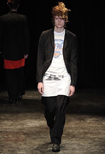 コム デ ギャルソン・オム プリュス」2011-12年秋冬パリ・メンズ