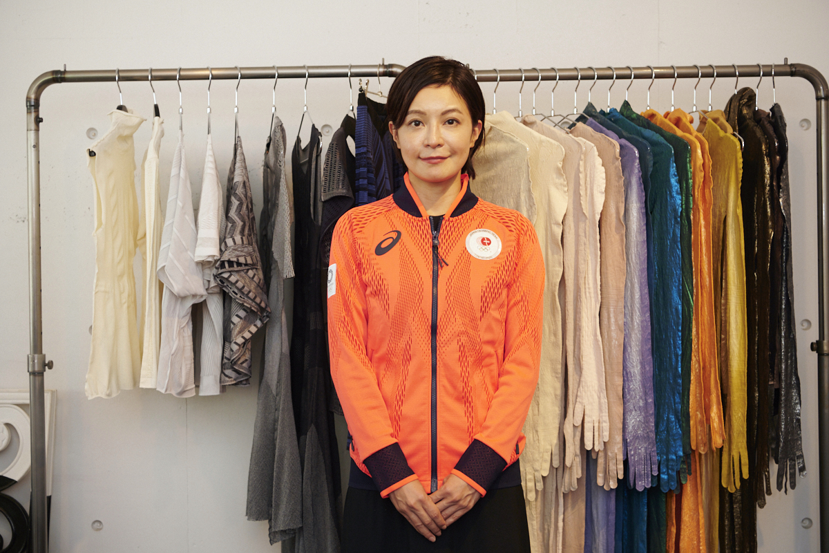 東京五輪の“表彰台ジャケット”を手掛けたのはどんな人？ アシックスと