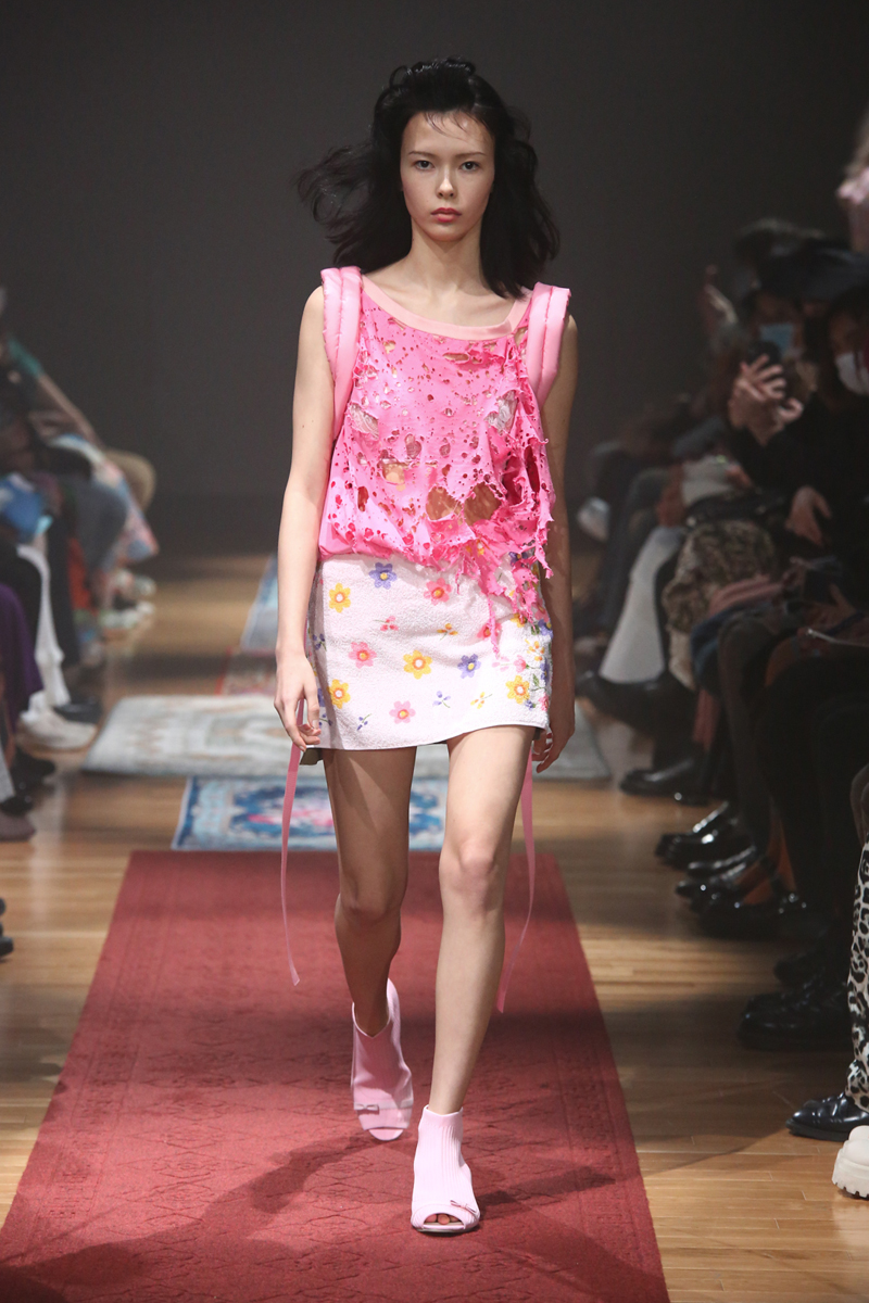 ジェニー ファックス」は幼少期の“幸せ”をキッチュなウエアに込める