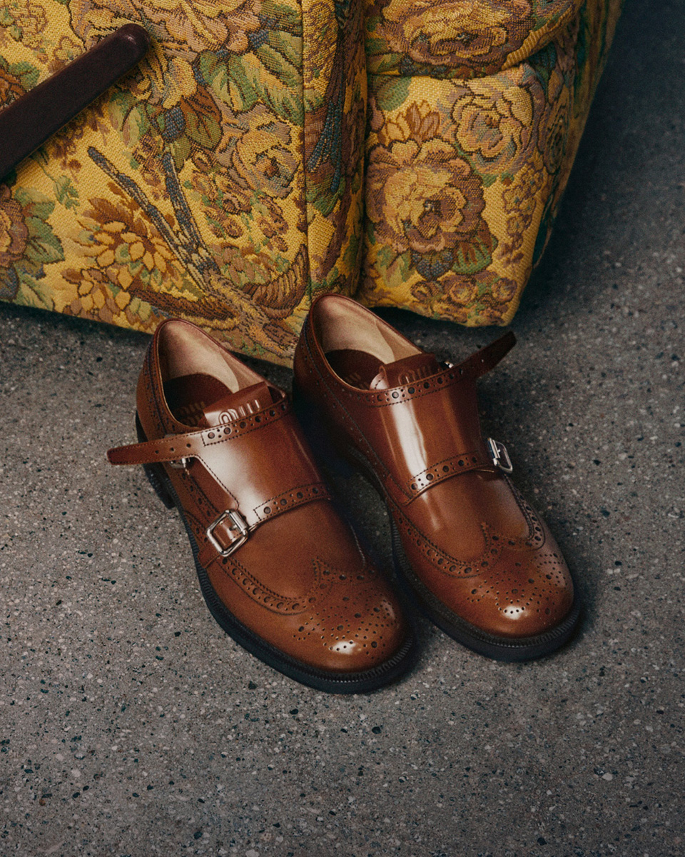 ミュウミュウ」が英国発「チャーチ」とコラボ 2種類の革靴を発売